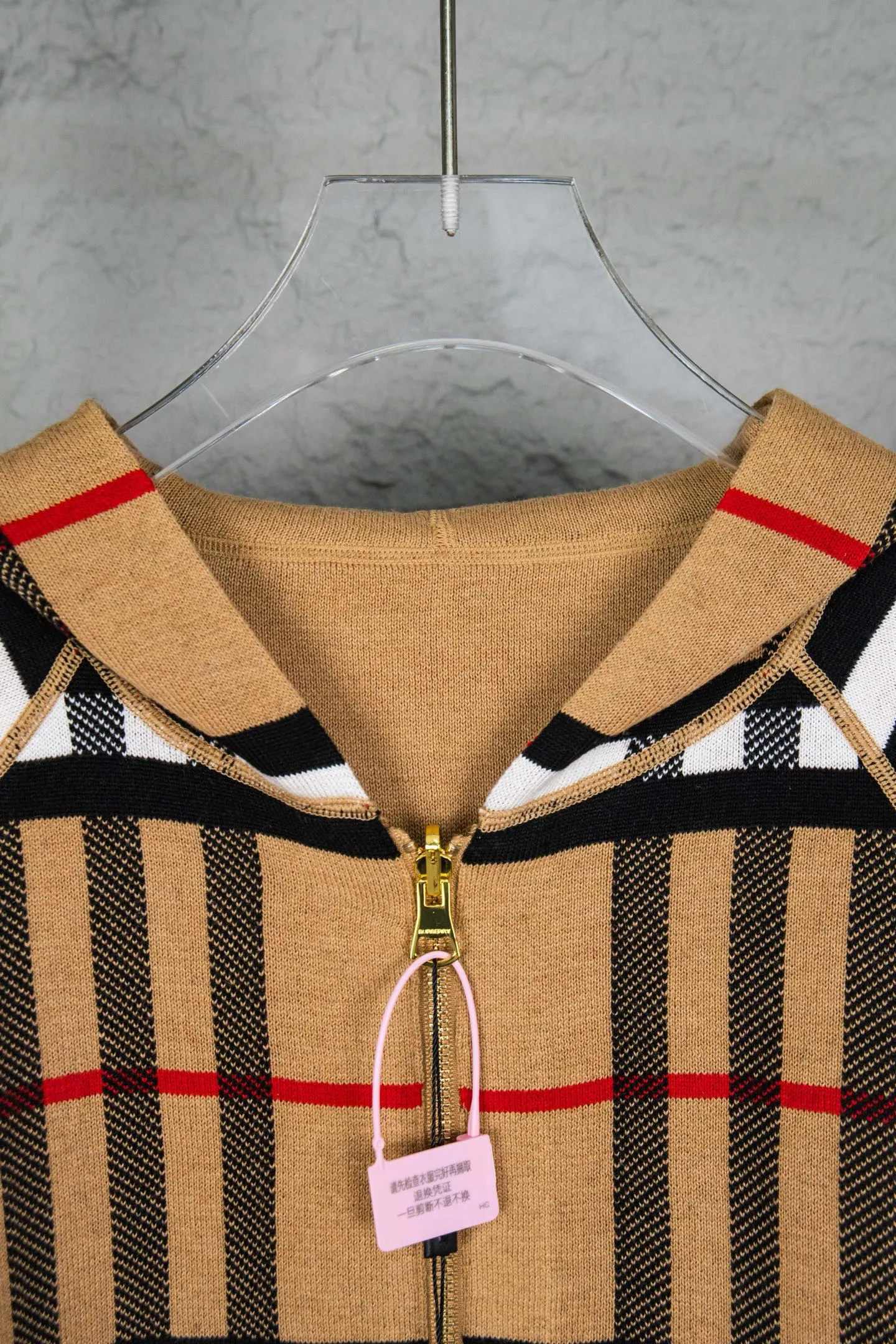 ：M 246 Original Burberry Classic · 50% 35% 15% · · · logo · ， Classic ， 、 ！ Classic Retro ， 、 ， 。 BUR ， Series， ！ ！！ ， ， ！ ， 。 ， ， ！！ Sizes:S M L